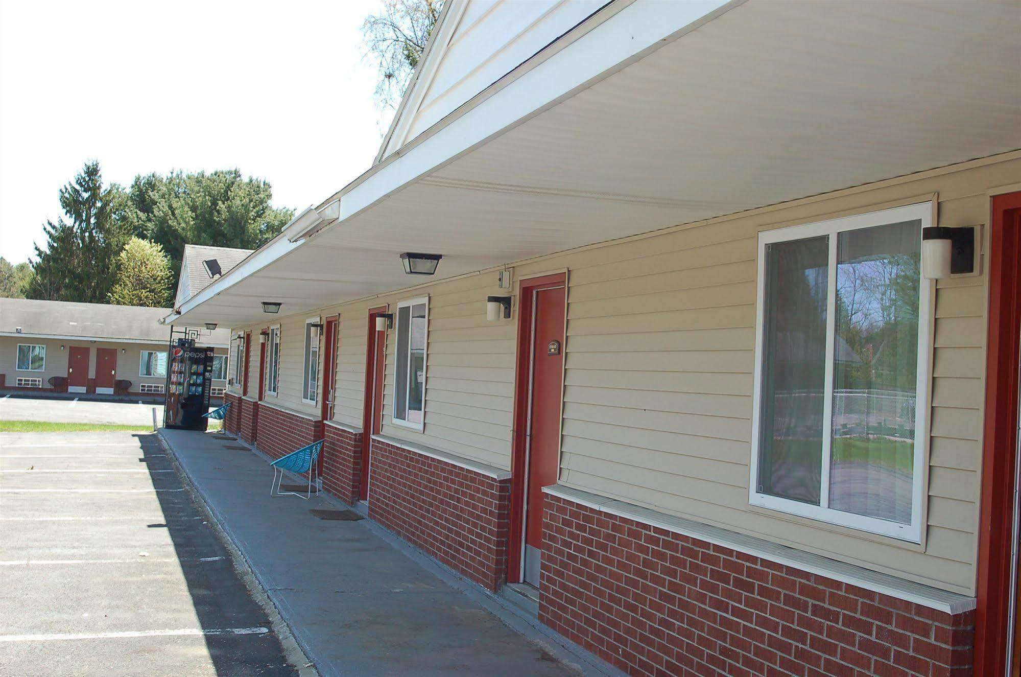 Budgetel Inn Glens Falls-Lake George Exterior foto