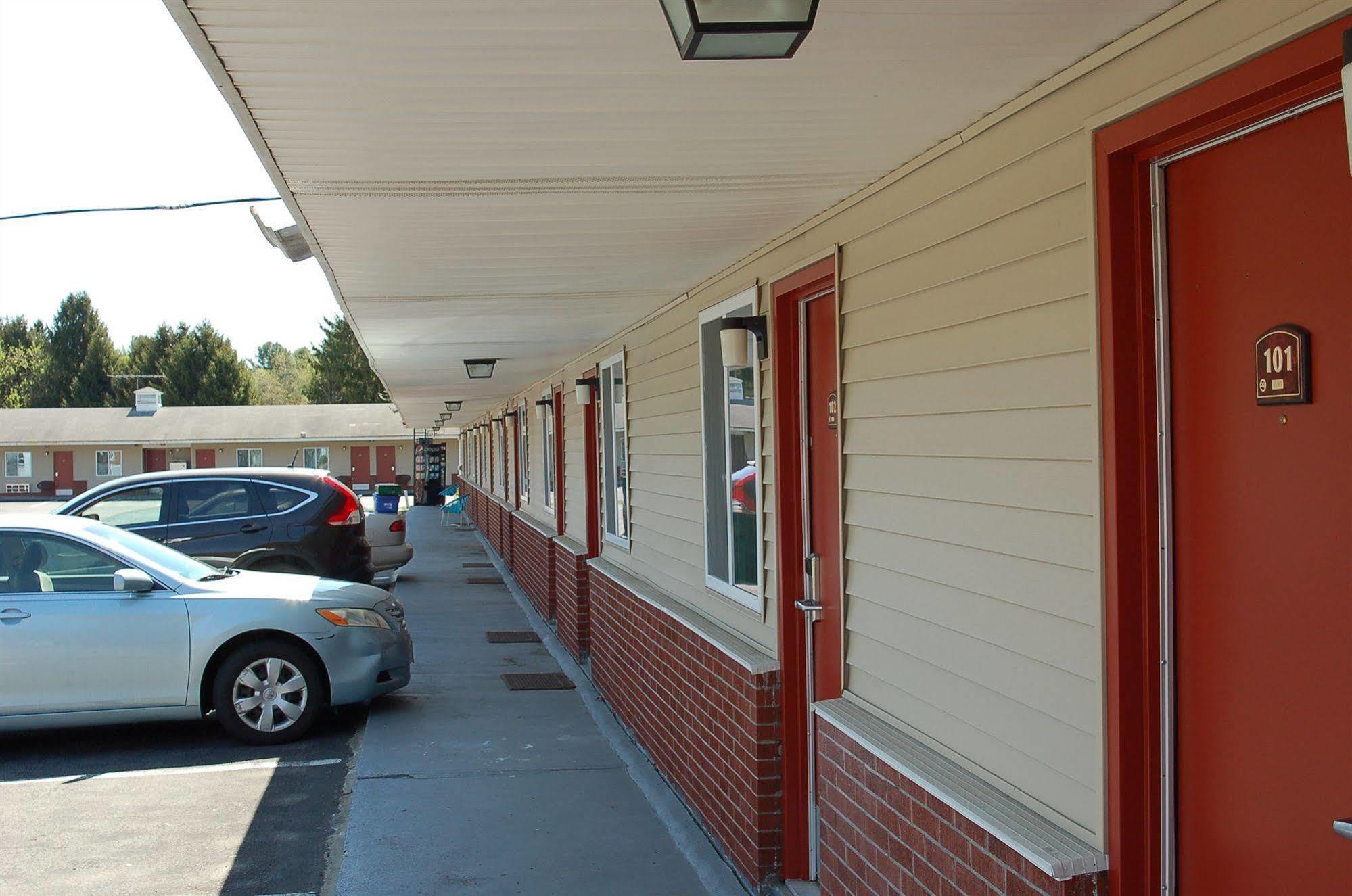 Budgetel Inn Glens Falls-Lake George Exterior foto