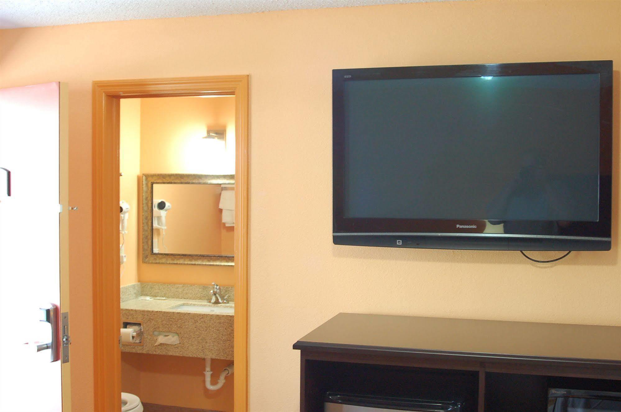 Budgetel Inn Glens Falls-Lake George Exterior foto