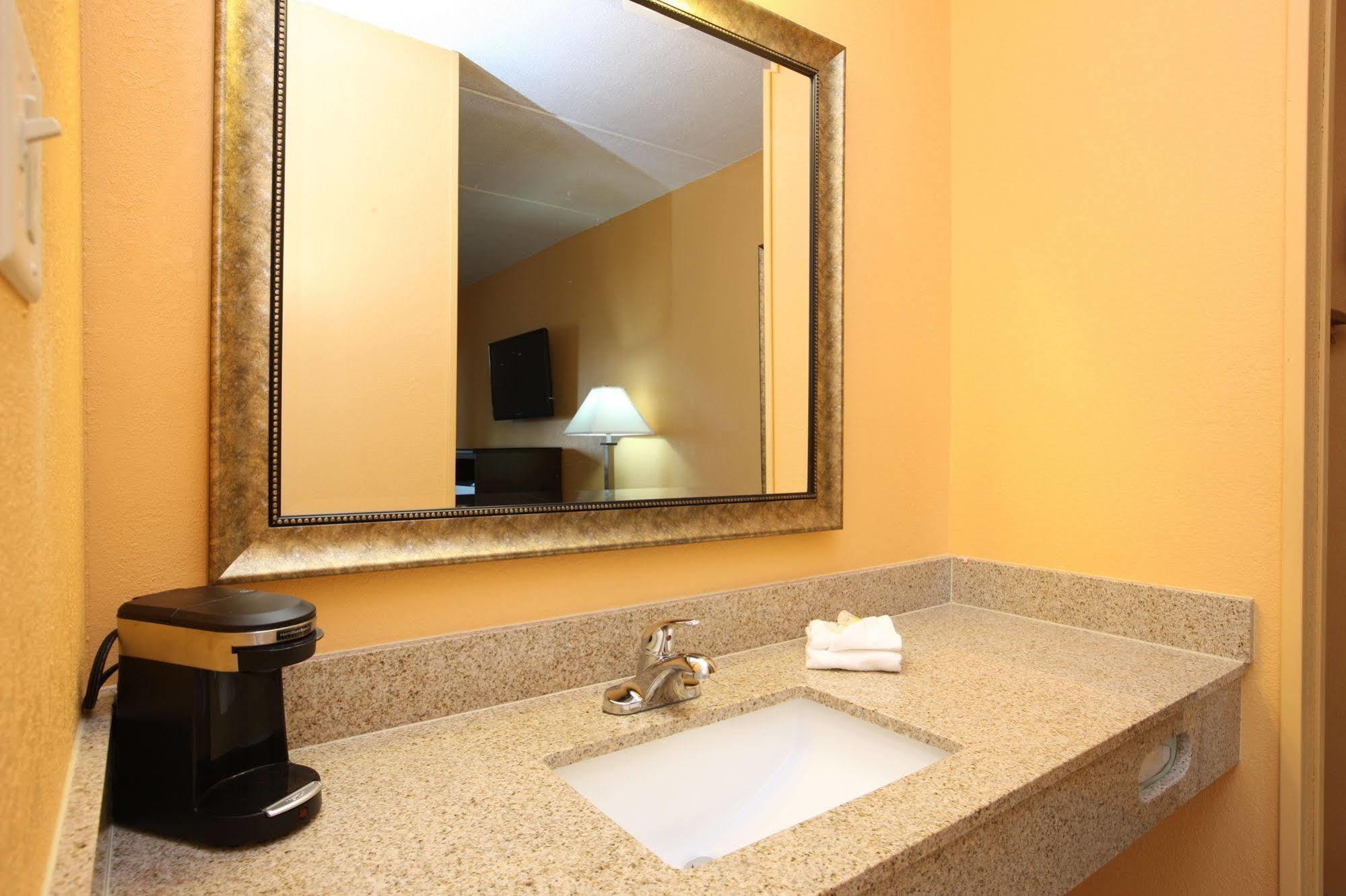Budgetel Inn Glens Falls-Lake George Exterior foto