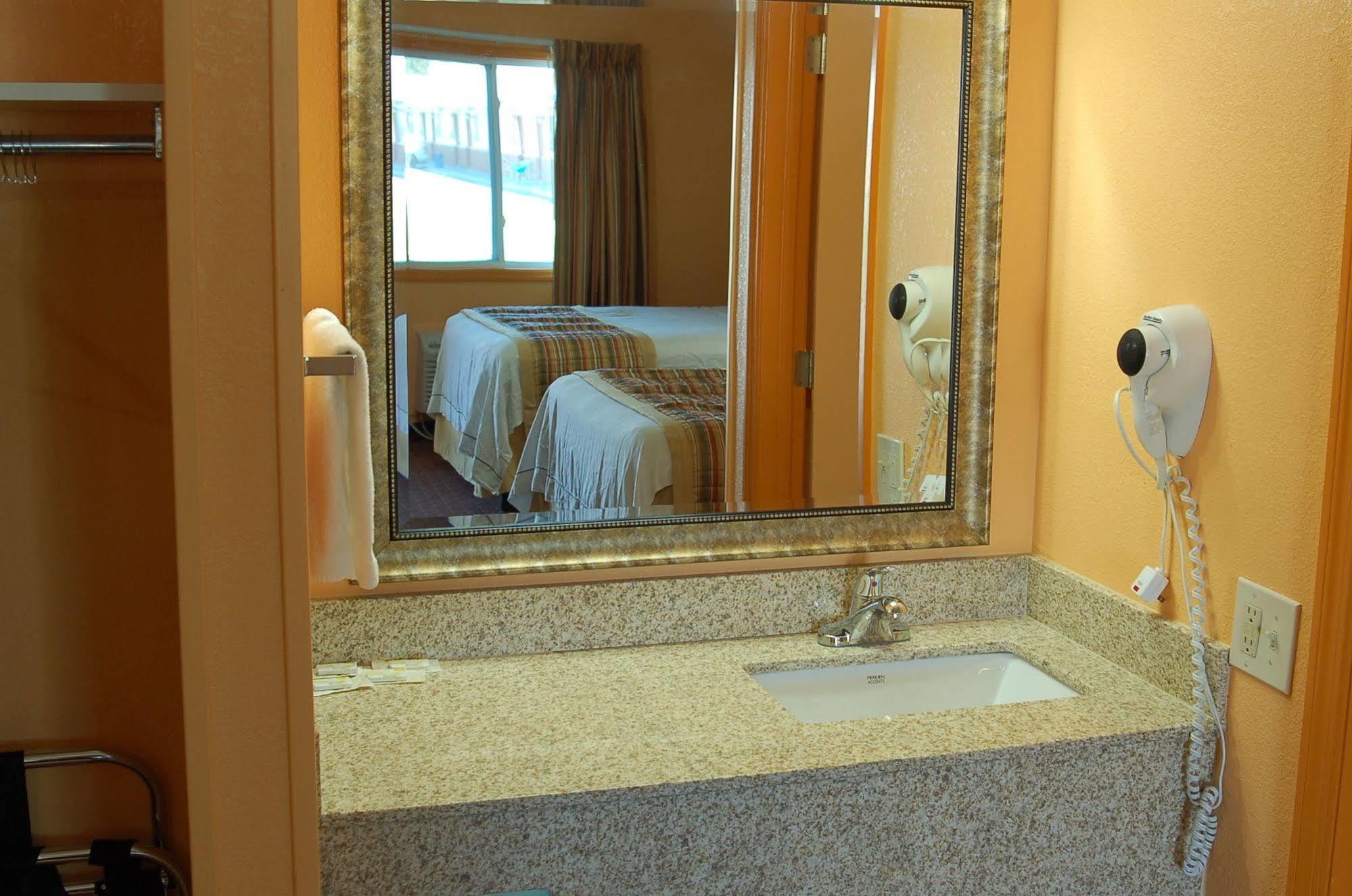 Budgetel Inn Glens Falls-Lake George Exterior foto