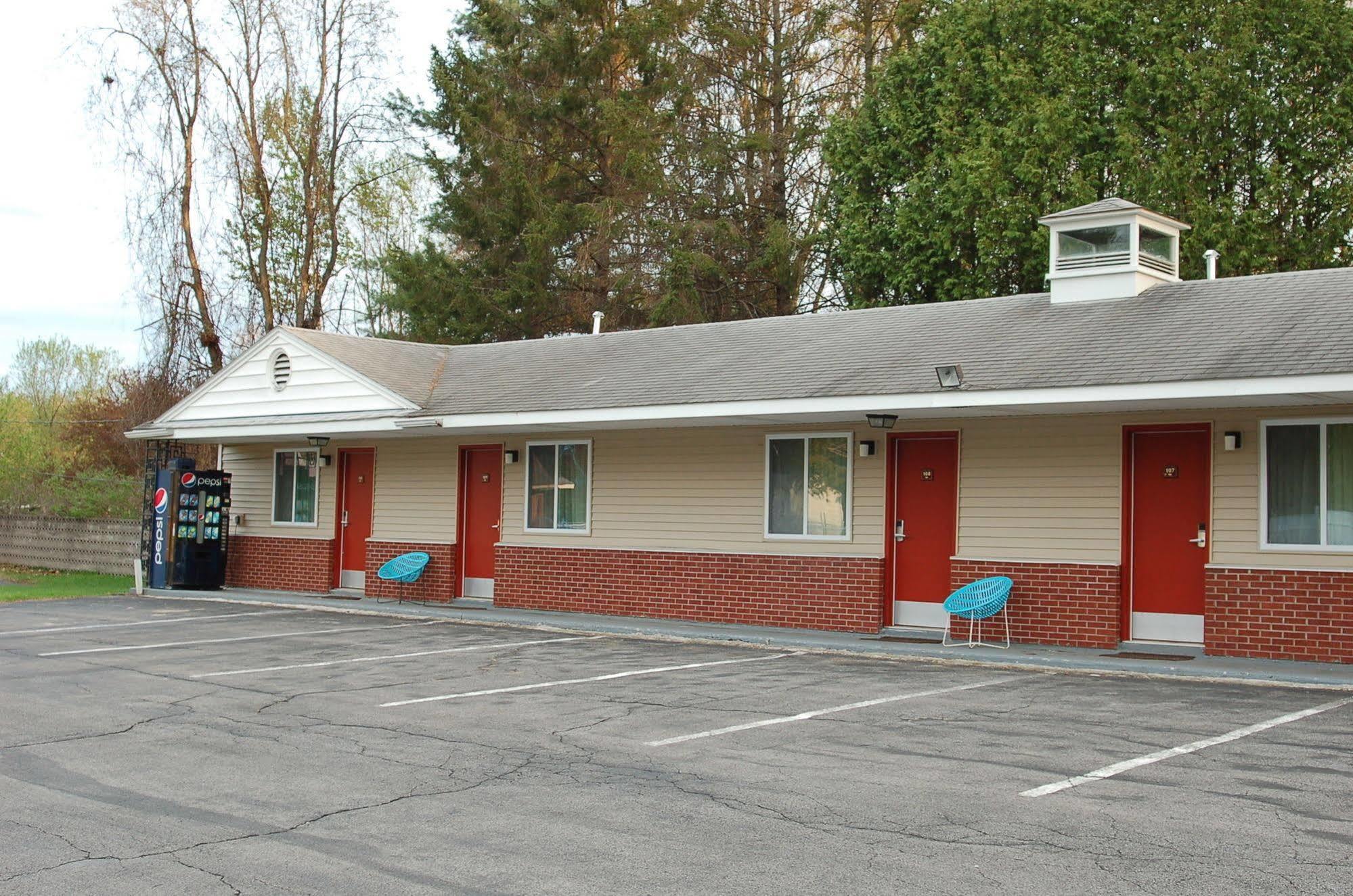 Budgetel Inn Glens Falls-Lake George Exterior foto